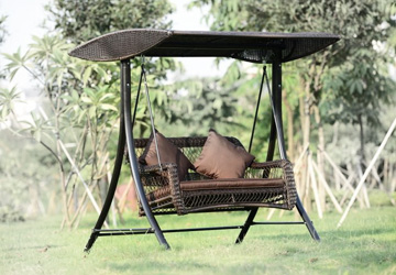 Outdoor / indoor swing chair